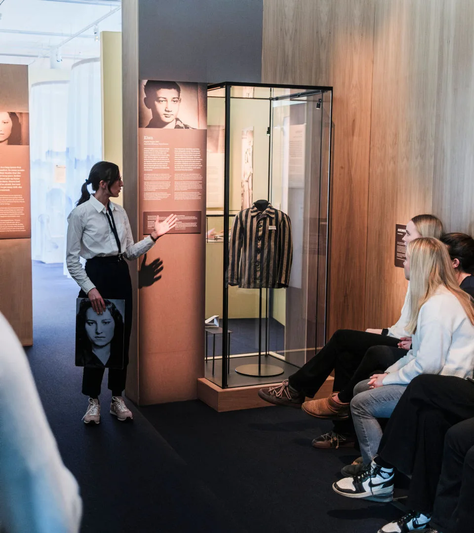 Pedagog håller i en guidad visning.