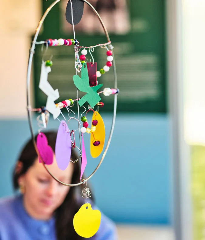 En hängande installation.