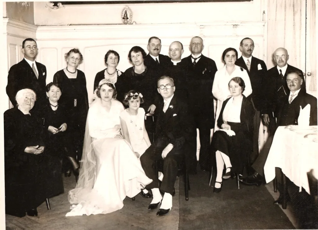 Svartvitt bröllopsfoto från 1930/1931. Farbrodern István Nagy (Ehrlich) och Ilona Korény-Scheck. Sittandes längst till vänster Veras farmor Lina och Linas tvillingsyster Rozália. 