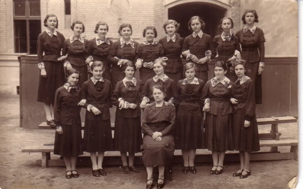 Svartvitt skolfoto, gymnasiet i Jászberény. Vera överst, tvåa från vänster.