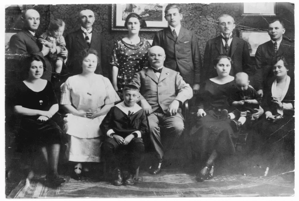 Svartvitt familjefoto av familjen Bender från 1922.