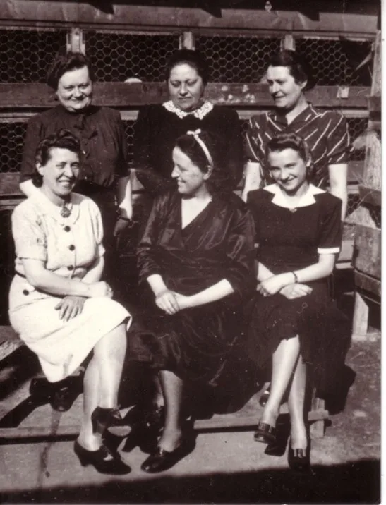 Svartvitt gruppfoto. Éva sittandes till vänster, Júlia står längst till höger