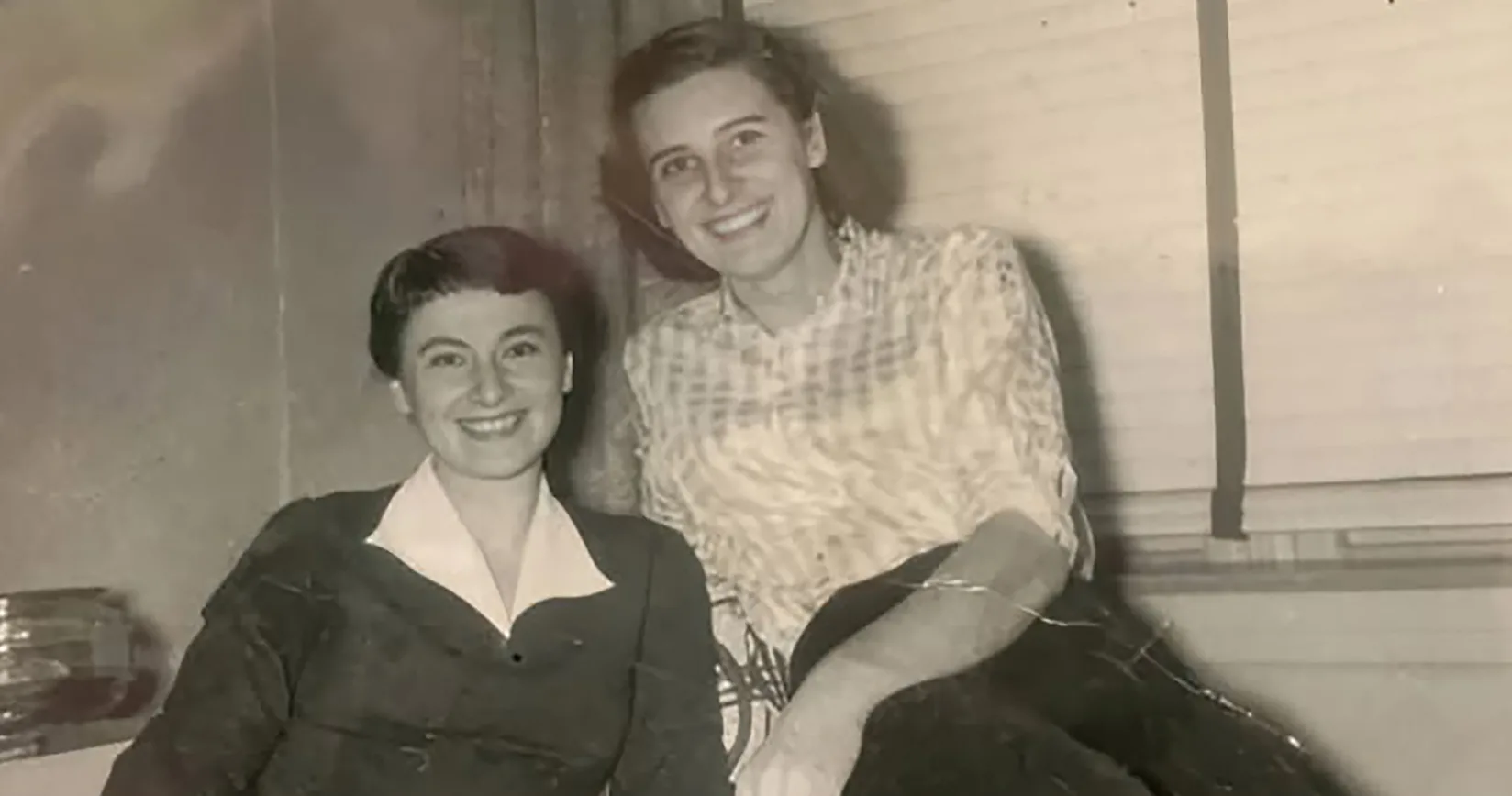 Svartvitt foto av två kvinnor.