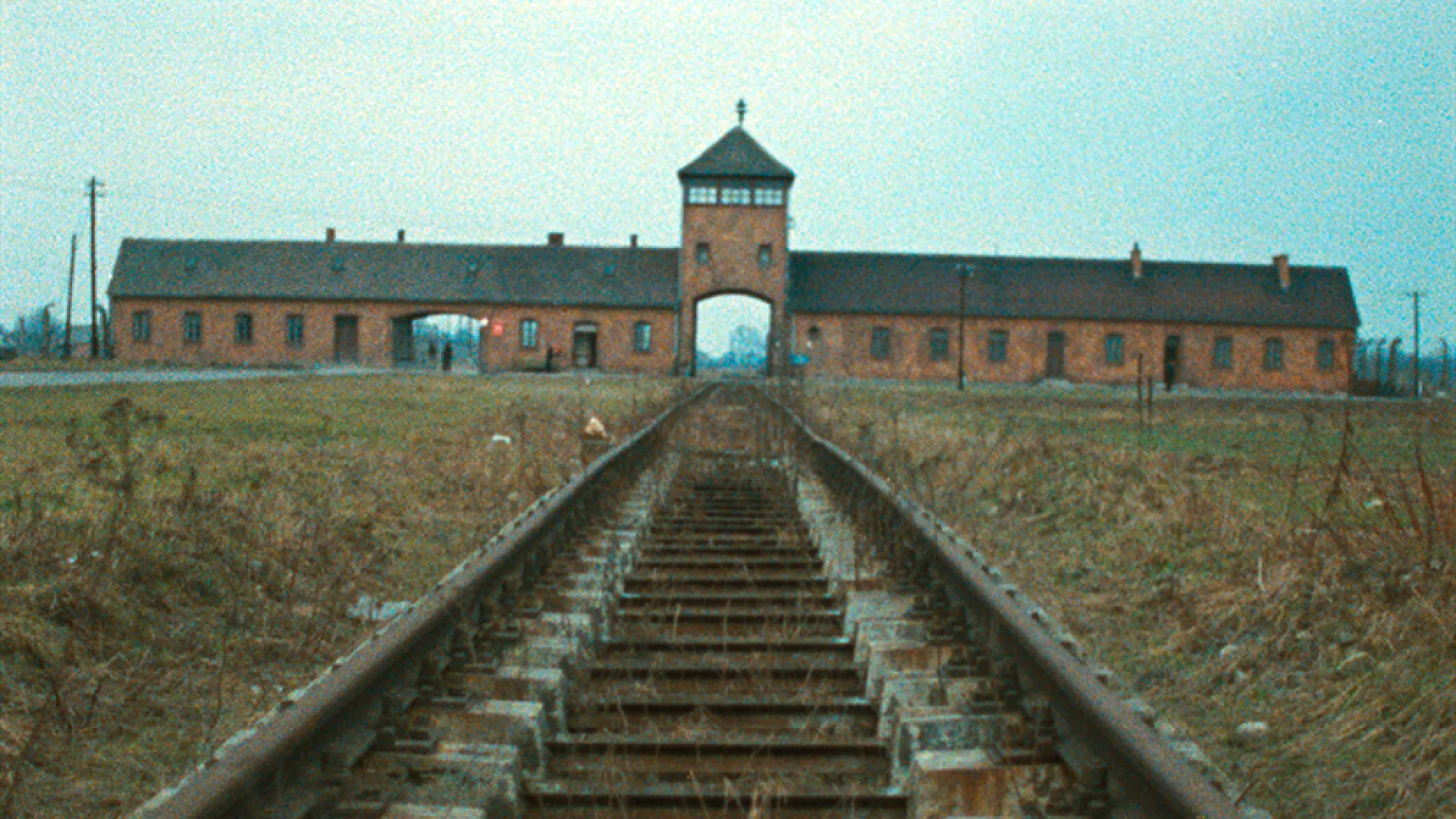 Tågspår vid koncentrationsläger.