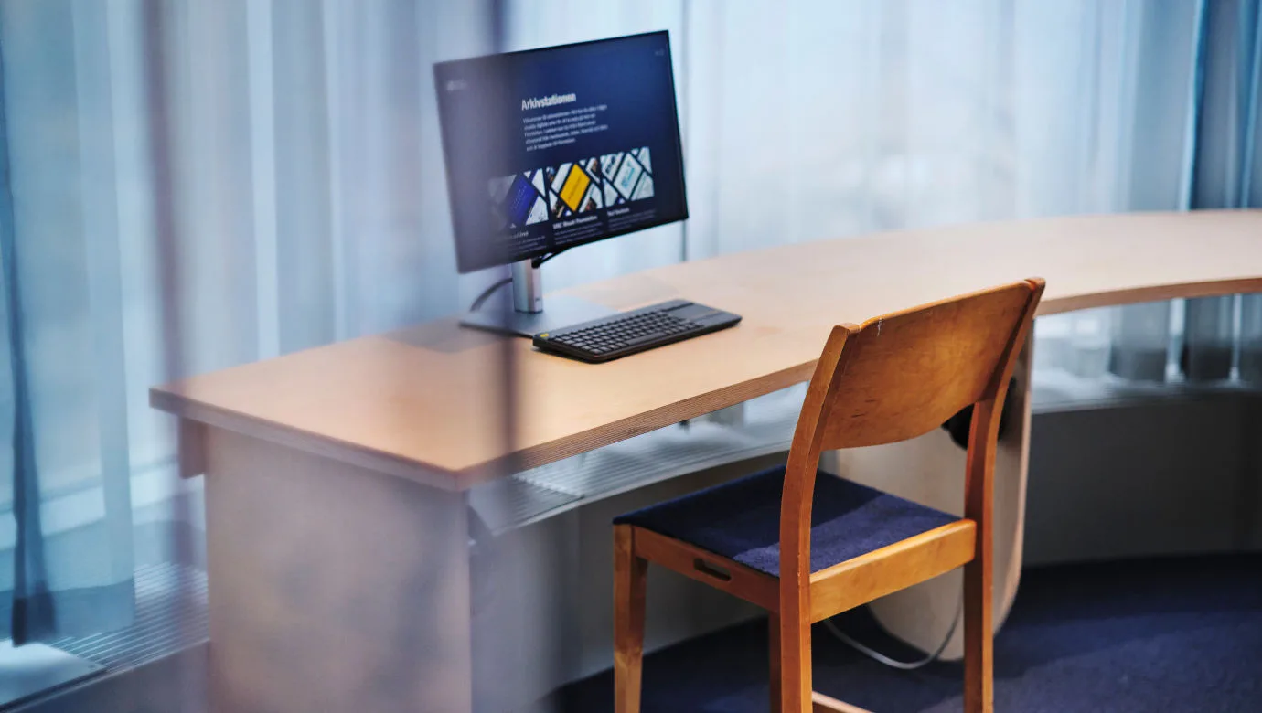 Stol, skrivbord och en dator.