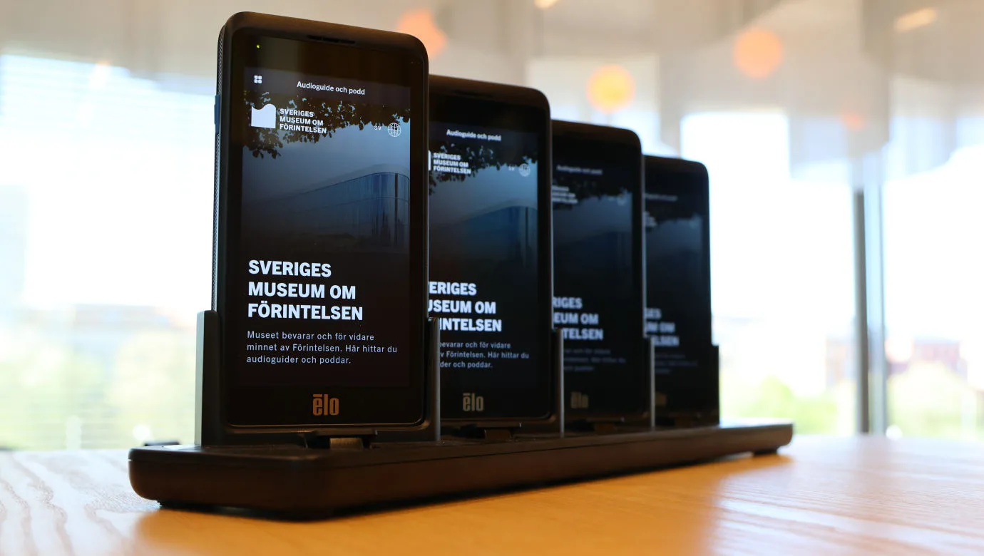 Fyra stycken bärbara enheter står vid informationsdisken i museet.