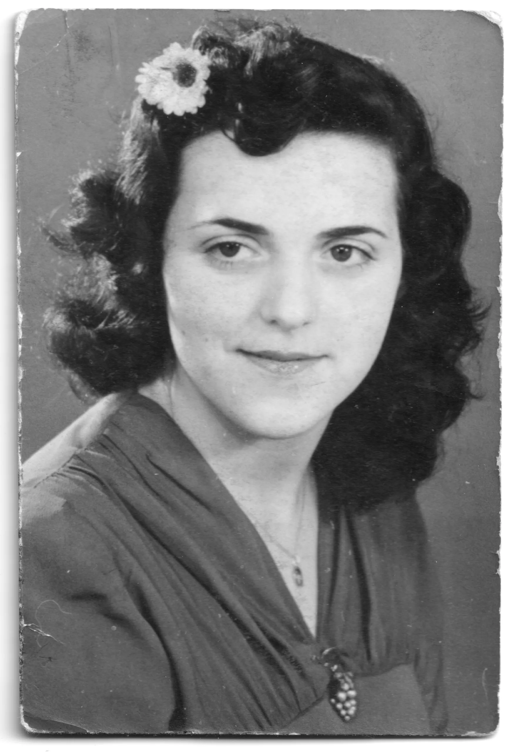 Svartvitt porträttfoto av ung kvinna.