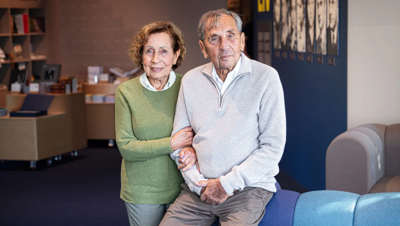 Porträtt på Dina och Jovan Rajs. De står i loungen på museet.