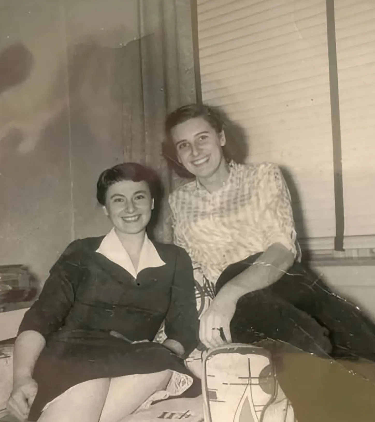 Svartvitt porträtt av Margot med flickvän.