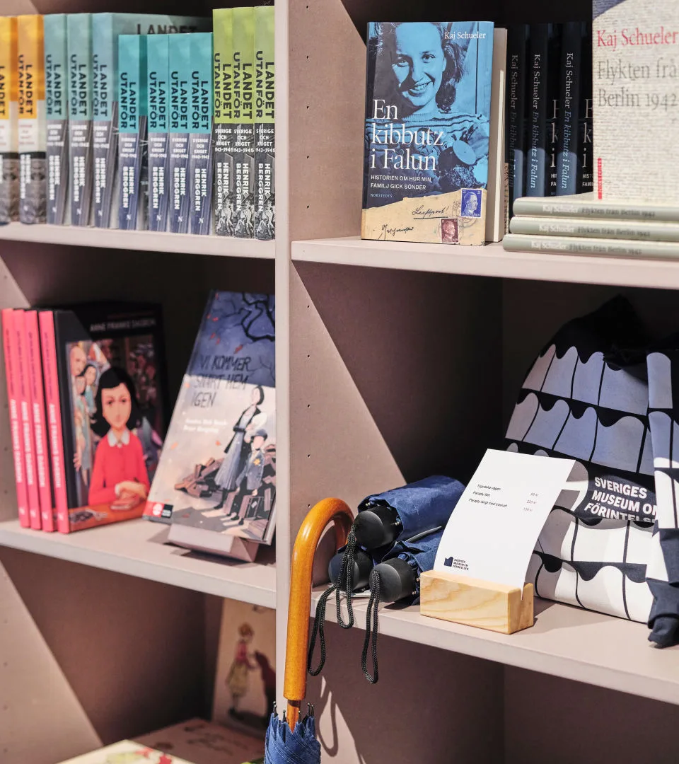 Hylla med böcker i museets butik.