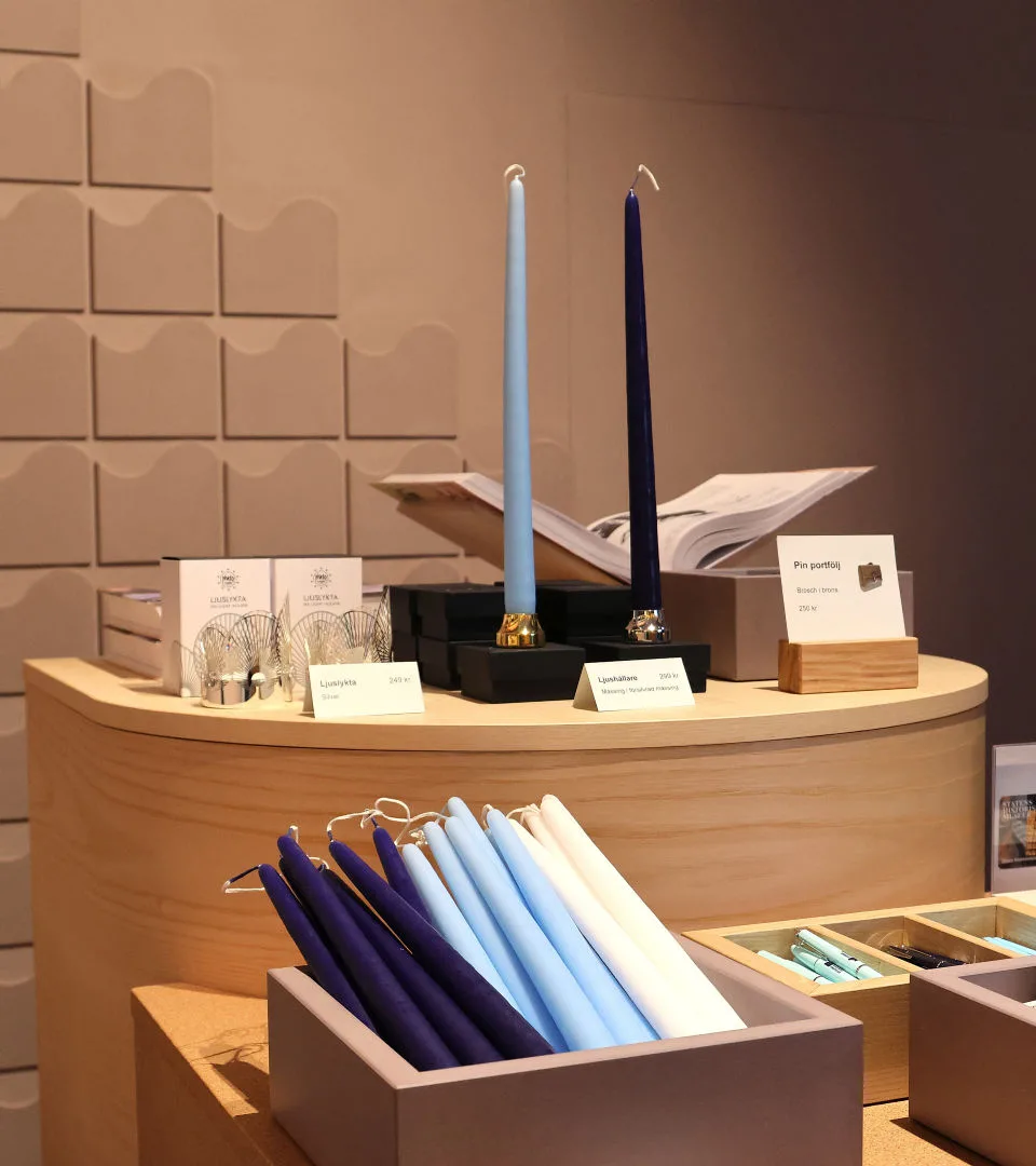 Ljus och ljuslyktor i museets butik.